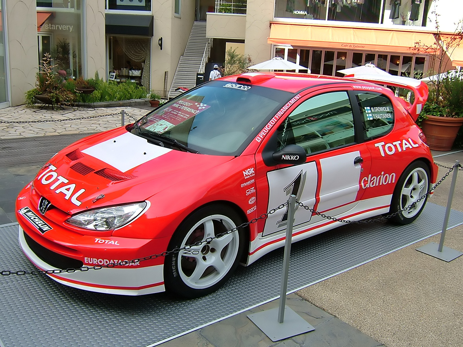 Peugeot_206_WRC_-_Side_view.jpg