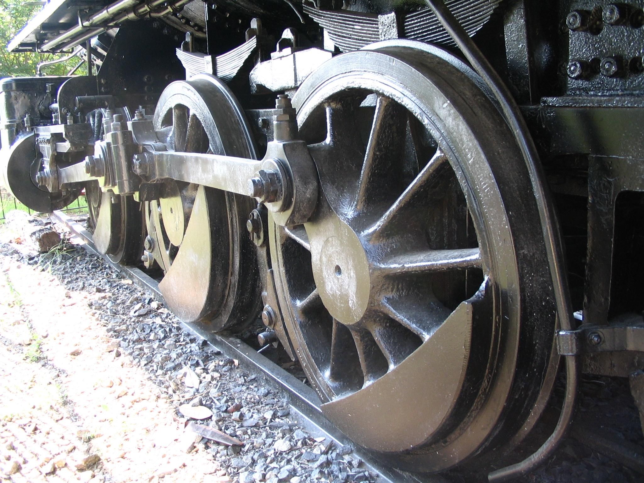 Dinky_the_steam_engine_main_drive_wheel.jpg